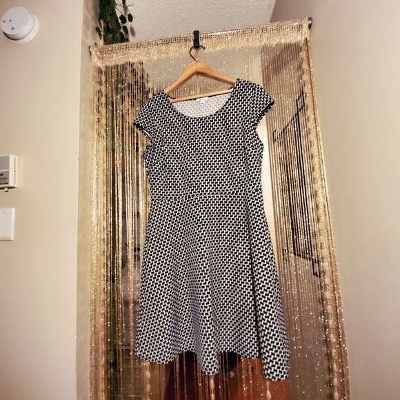Black and white short sleeve skater dress - Picture 2 of 6